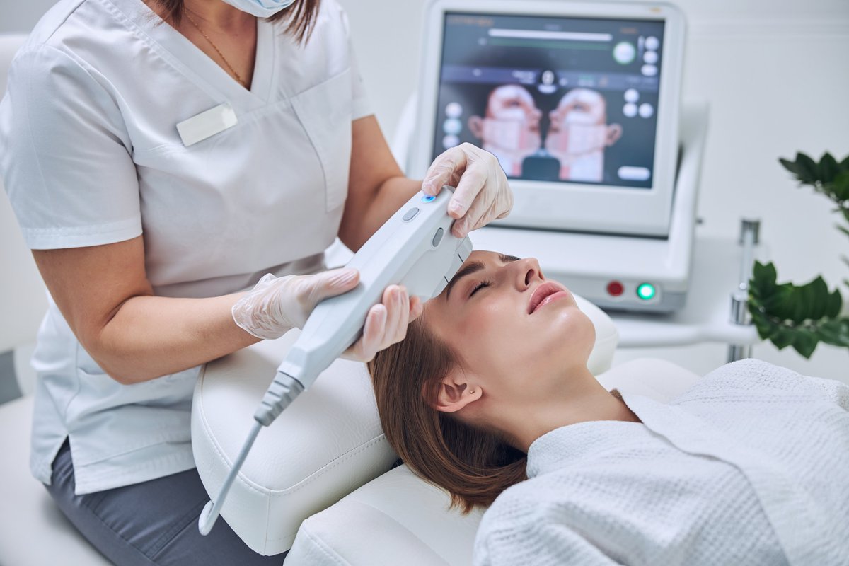 Hafif ila orta düzeyde gevşek yüz ve boyun derisine sahip kişiler için ultrason ile cilt sıkılaşma işlemi, yüz gerdirme işlemi yaptıramayan veya yaptırmak istemeyen ya da en azından ameliyatı birkaç yıl ertelemek isteyenler için iyi bir alternatiftir. #hifu #lifting #antiaging