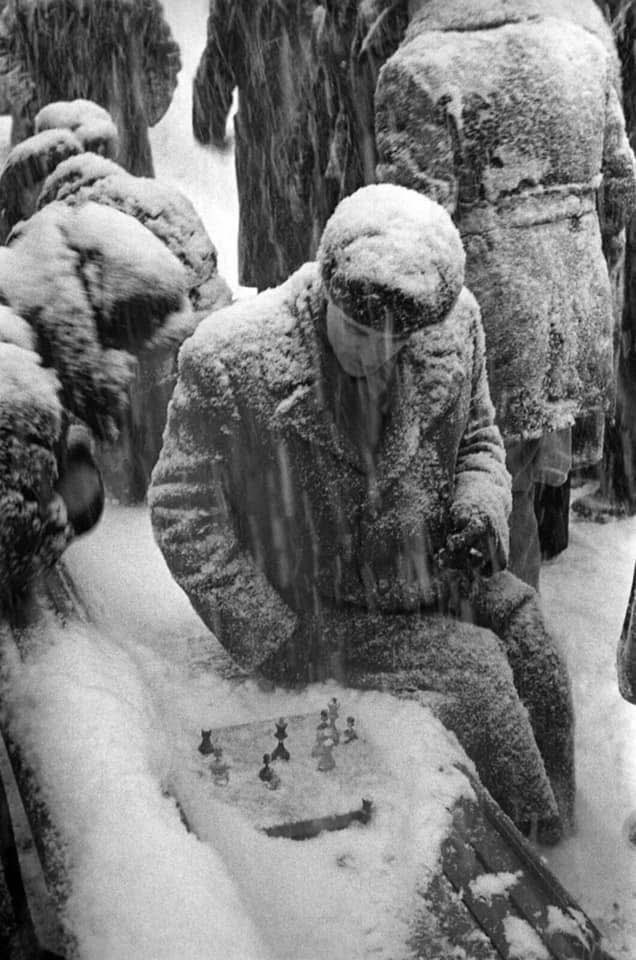 Une clope, quatre-vingt centimètres de neige, une température qui fend les moteurs en deux et une concentration à toute épreuve. 

Nikolaï Bobrov, Moscou, 1970.
