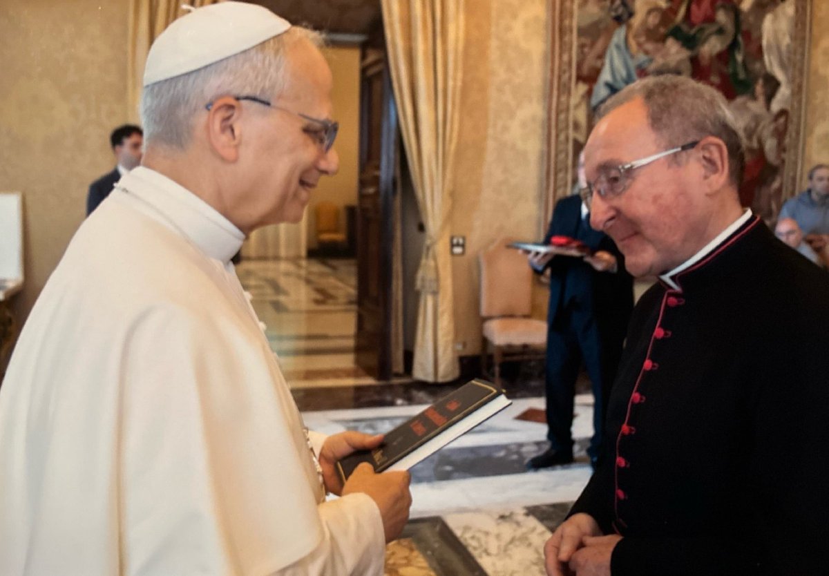 JesuitsEast's tweet image. Msgr. Liam Bergin of the Boston College Theology Department presented Pope Leo XIV a copy of Jesuit Fr. Mark Massa's latest book, “Catholic Fundamentalism in America.” bc.edu/bc-web/sites/b…