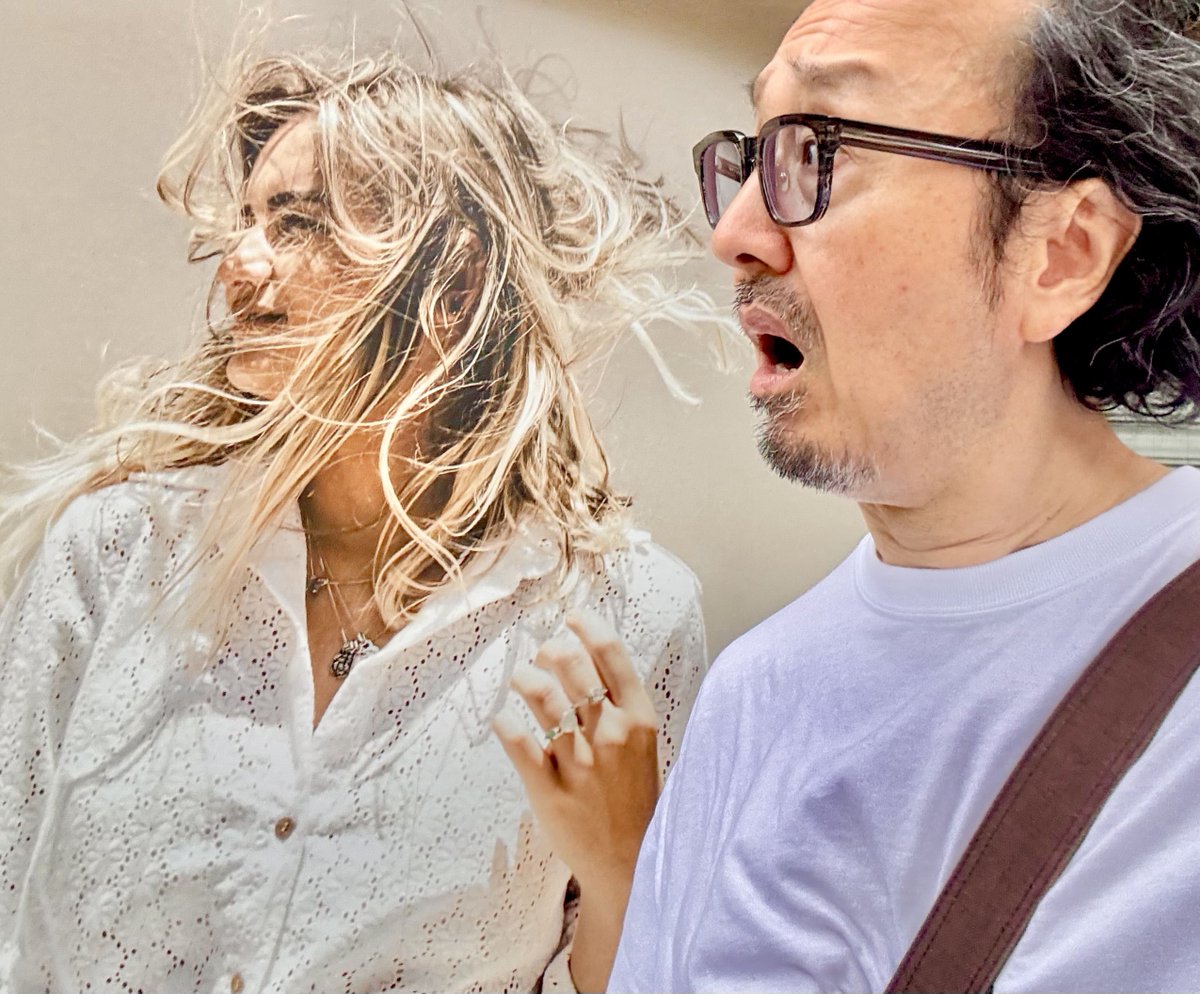 おおおUFOみたいのが着陸するぞ！
#自撮り劇場 #駅貼りポスターを使ってドラマを感じる自撮り #一人でやるのがルール