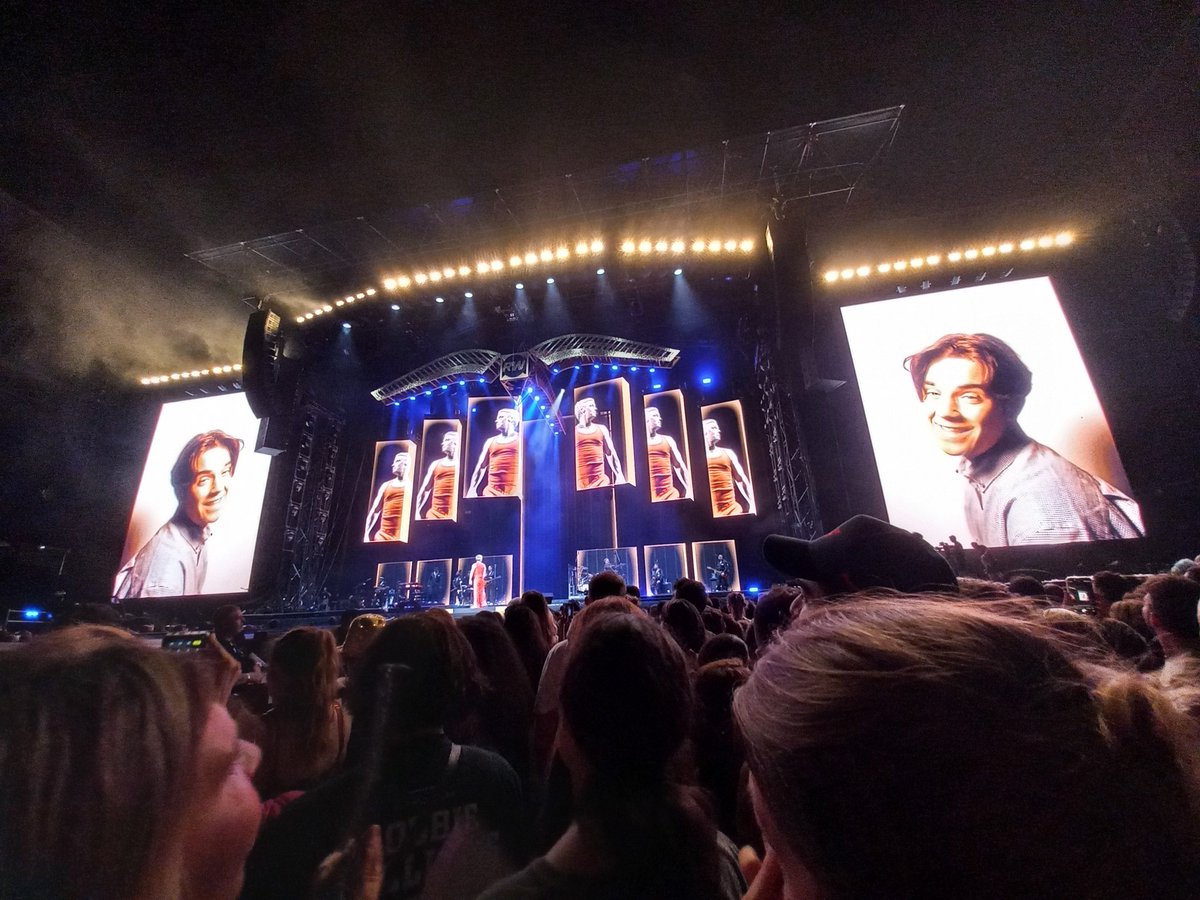 nanirobbie's tweet photo. #britpoptour @robbiewilliams 05/07/2025 until next time! @monarm https://t.co/cy9RnW6LBJ