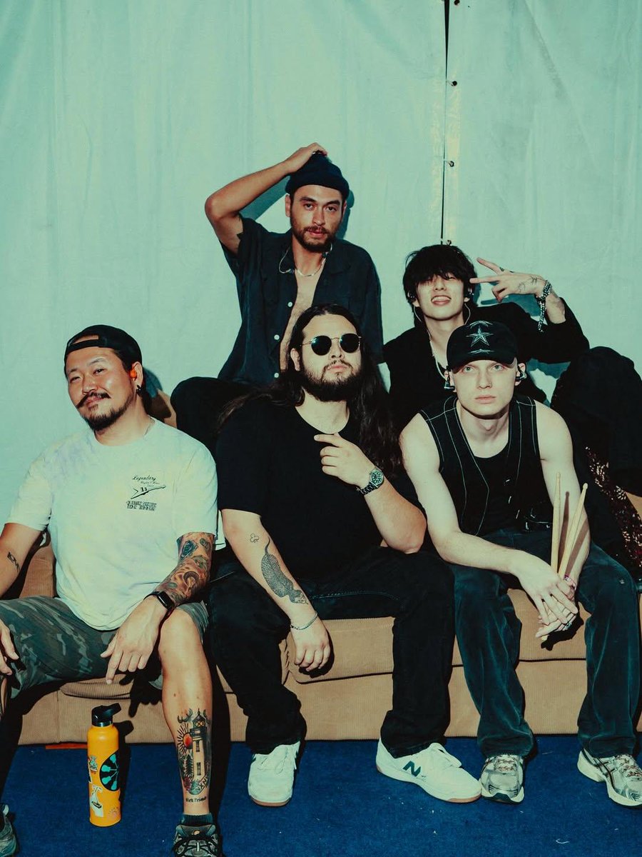 littlemooneaJ's tweet image. What a hot band we have here. THE eaJ Band 🫳🤸✨

cr. zumazuhal
#eaj1
#canwejustpause
#eaJ1EP