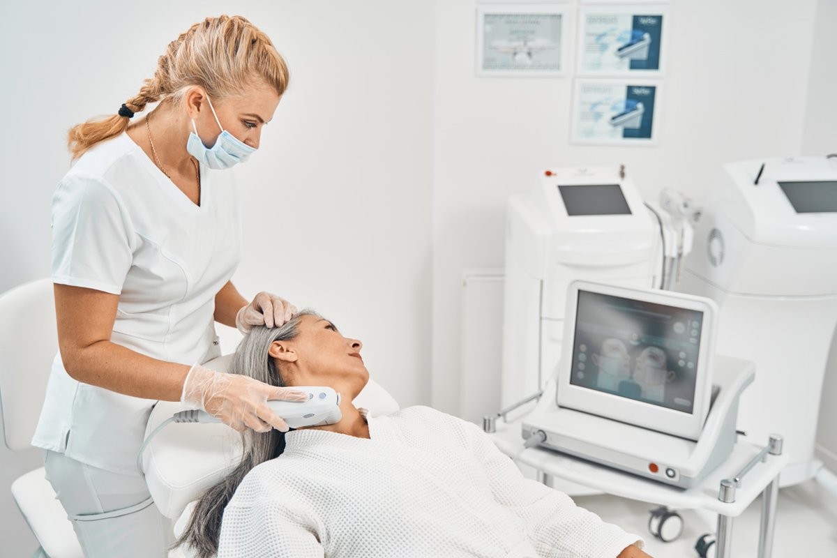 30 yaşın altındaki kişiler ultrason ile cilt sıkılaştırma işlemini yaşlanmada önleyici bir tedbir olarak kullanabilir. Bazı plastik cerrahlar, cerrahi yüz germe hastalarında bu terapiyi ameliyat sonuçlarını geliştirmek ve uzatmak içinde kullanmaktadır. #hifu #lifting #antiaging