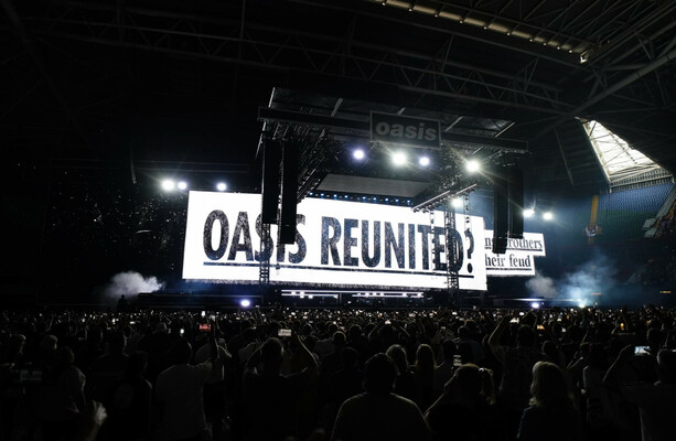 meme0cean's tweet photo. Oasis is back! The Gallagher brothers kicked off their worldwide reunion tour in Cardiff with iconic tunes, hugs, ticket price humor, and a touching tribute to Diogo Jota. https://t.co/7TfpaC8hPY https://t.co/hXnzbk5gIC