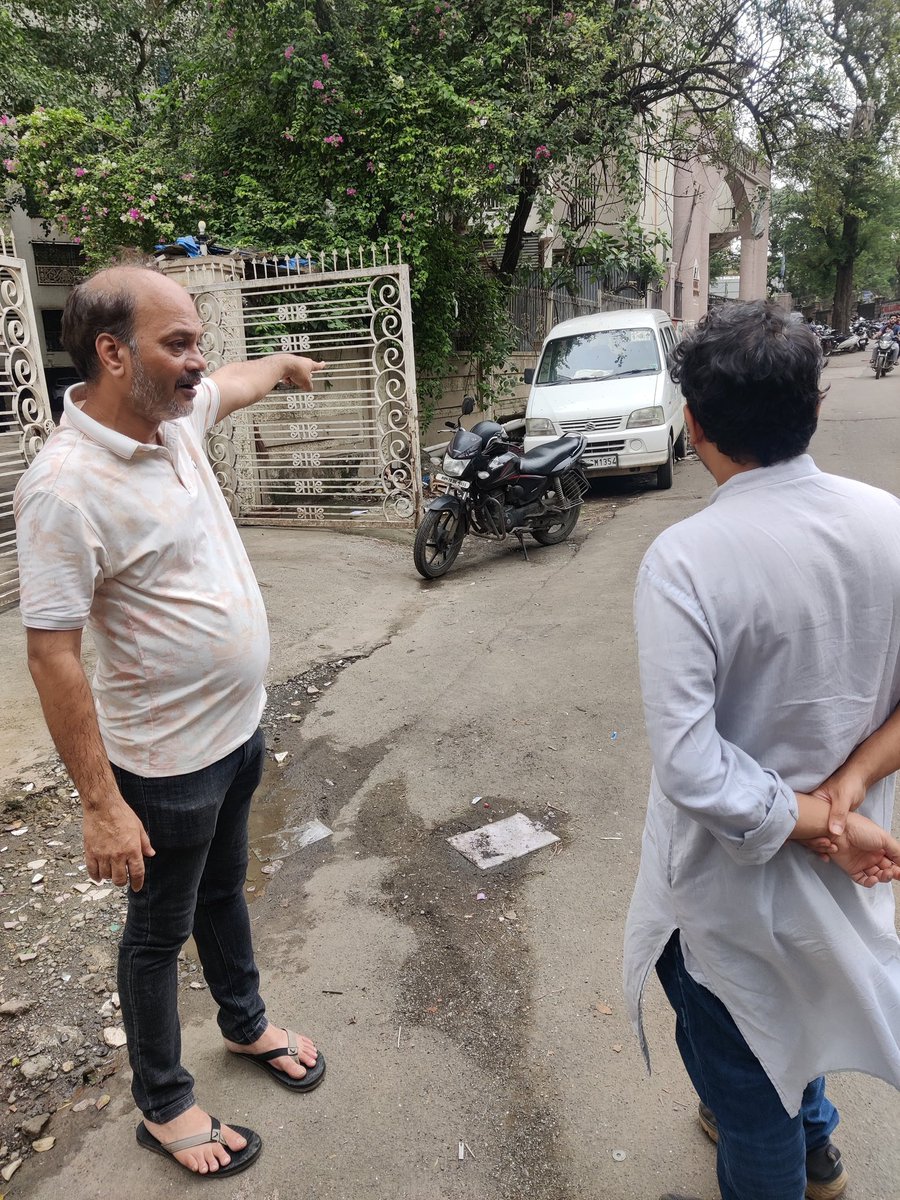 adityampaul's tweet photo. It's very sad that despite being one month into the monsoons I am still receiving complaints of storm water drains being choked.
Residents have been complaining about this clogged SWD in Jogeshwari since the beginning of June but BMC just ignores their complaints! https://t.co/khXc6ZgH9y