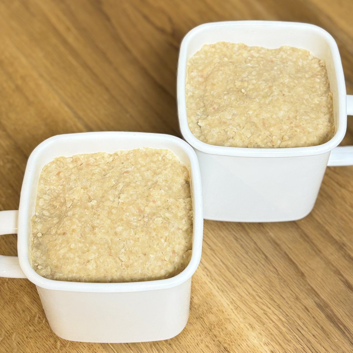 manmaru023's tweet photo. 「混ぜるだけ、お手軽手作り味噌♪」

袋でもみもみ…
途中からノリノリで、うどん職人ばりにふみふみ👣（←本気）

→ 容器にぎゅっぎゅっ
→ あとは味噌の気分次第。
     のんびり発酵を見守るのみ！

米こうじと大豆のやさしい香りに包まれて、“発酵女子”な午後をゆるっと満喫✨

#味噌づくり https://t.co/Hb5QZj46or