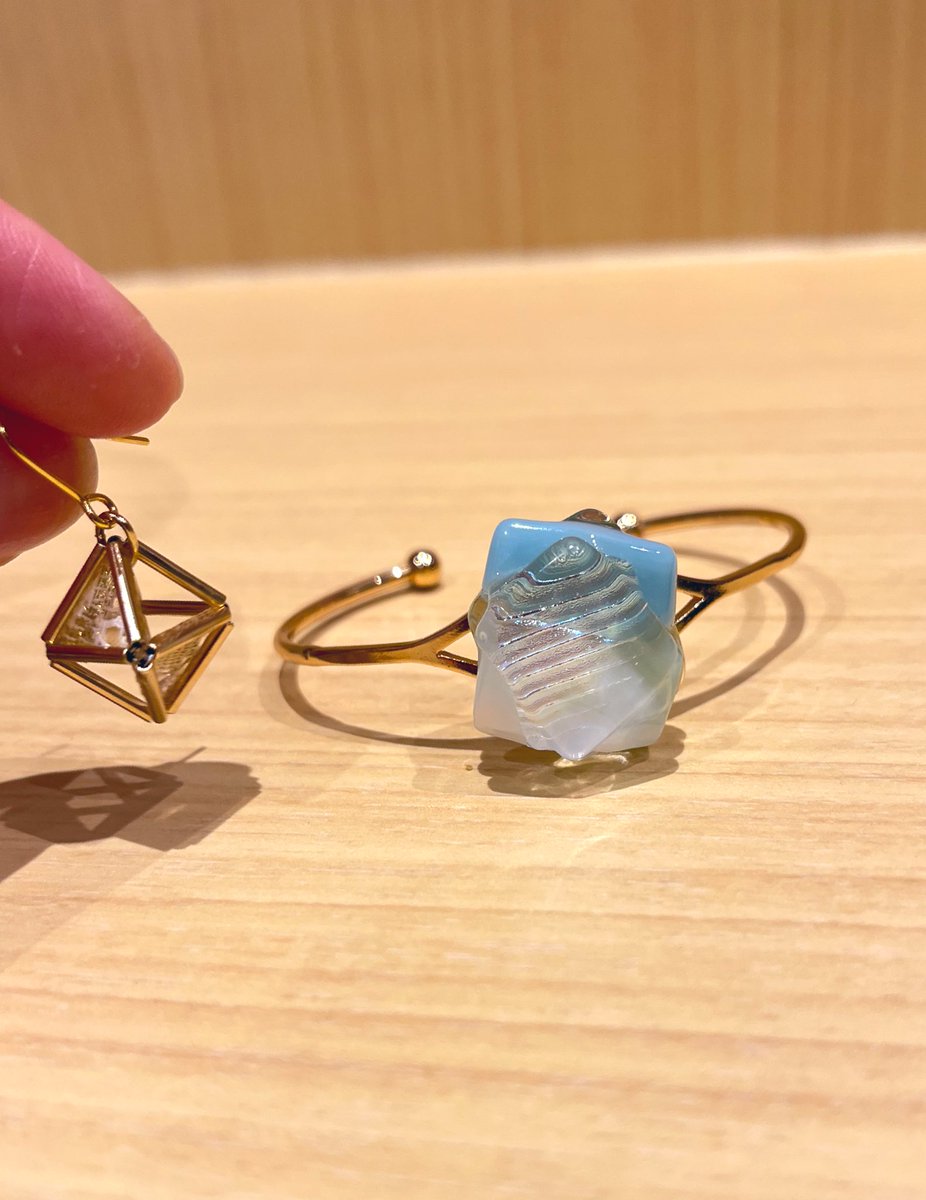 quite_a_little's tweet photo. 出展者あるある、隣と、隣の隣でお買い物🌟笑
朝買ったヒメルのピアスと、最後の最後にマレビナさんのガラスのバングルも❣️
氷が溶けてるみたいで素敵〜🧊✨
ブースの並びみんなでどれがいいかキャッキャしちゃった、候補3つぐらいあって大変でした🙈笑
ありがとうございました💖
#デザフェス戦利品 https://t.co/jOq4AQzbhP