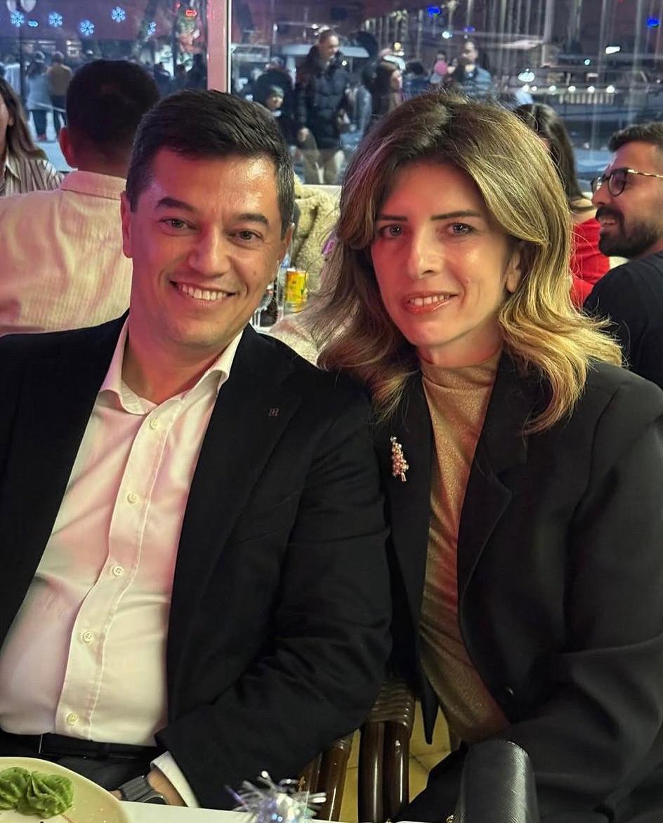 Hayatın her anında, her zorluğunda, her sevinçli dakikasında yanımda olan gerçek yol arkadaşım…

Sen sadece eşim değil, en büyük destekçim, en güvenilir sırdaşım ve en sağlam dayanağımsın. Bu yolda yürürken birbirimize güç verdik, birlikte büyüdük ve birlikte öğrendik.

Yıllar