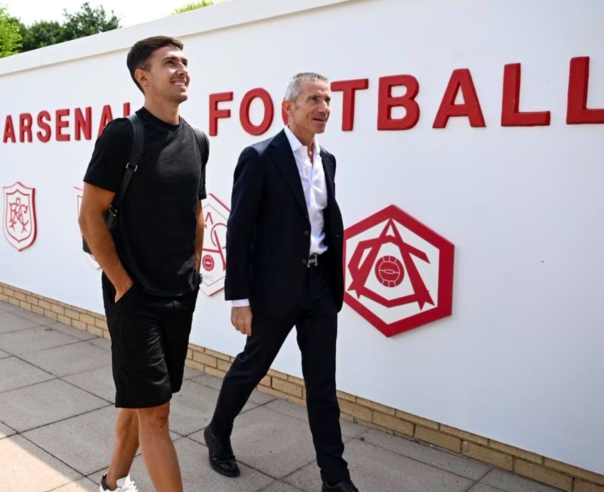 Look at how pleased he is to be joining the biggest club in the world. #WelcomeZubi