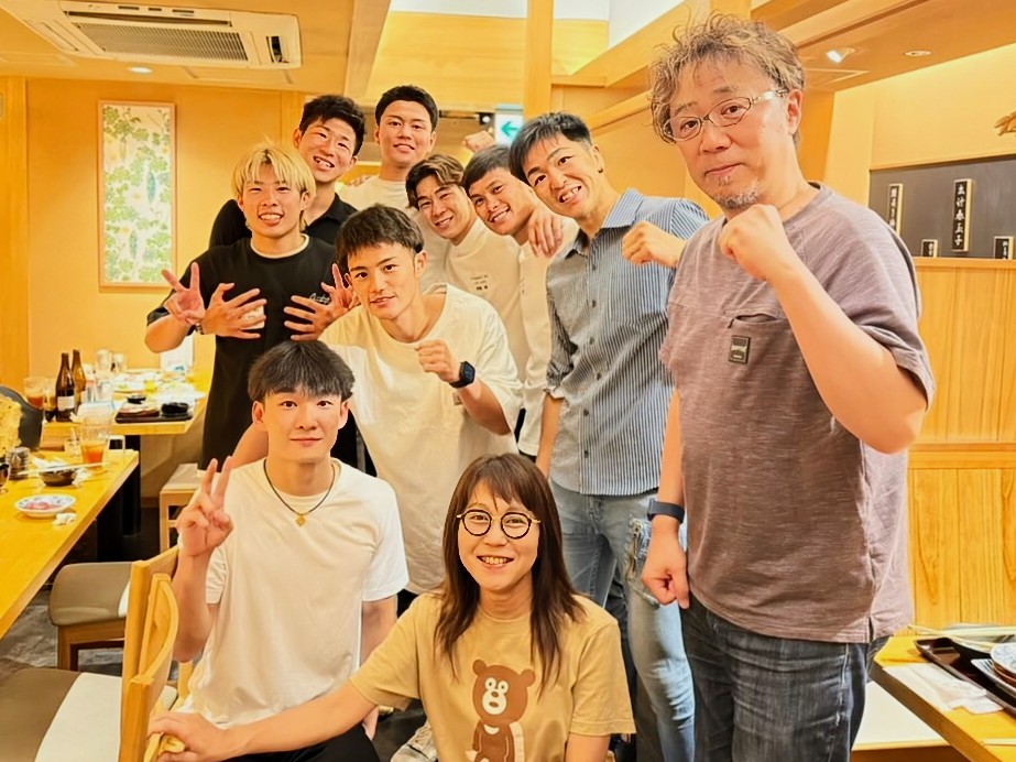 伊藤次郎ビジョン(視力)トレーナーご夫妻と。
プロ選手達のチームワークと性格の良さが出ている写真。