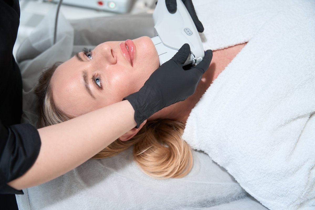 Hifu adı verilen odaklanmış ultrason ile cilt sıkılaştırma işleminden sonra, çoğu kişide ilk etkiler daha erken fark edilse de, tedavinin tam etkisi işlemden bir hafta sonra başlar ve bu gelişme üç aydan altı aya kadar devam eder. #hifu #lifting #antiaging #sıkılaşma #kırışıklık