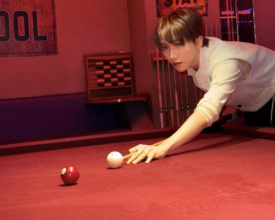 Kalau bukan kamu yang motret, siapa lagi? Kadang yang bikin rindu bukan orangnya, tapi momen-momen kecil kayak ini—lampu redup, stik biliar, dan tatapan yang nggak pernah benar-benar selesai dibaca.