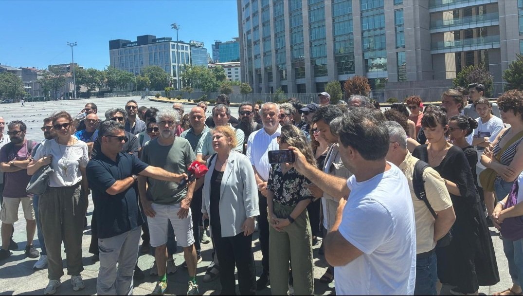 ✊️Baskılarınız, Zorbalığınız Sökmeyecek!

Çağlayan'dayız, gazeteci Timur Soykan'ın yanında, zorbalık ve baskı rejiminin karşısındayız.