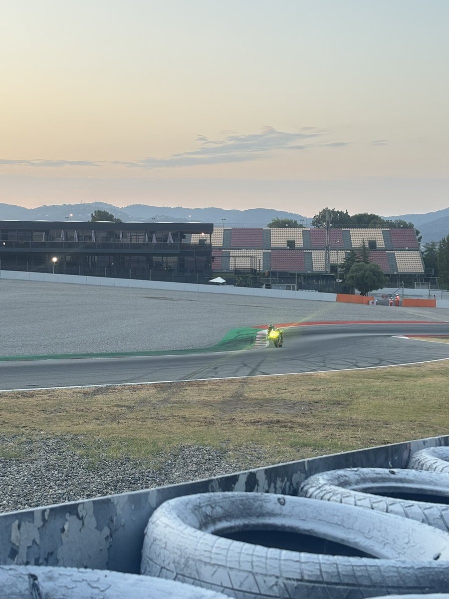 Las #24HMotoBarcelona 2025 llegan a su fin. El Team Bolliger Switzerland con la Kawasaki ZX10R y con el dorsal 8 en su carenado se proclama vendedor de las 24 horas de Motociclismo en Barcelona. En segunda posición ha quedado el dorsal 3, la moto de Xavi Artigas.