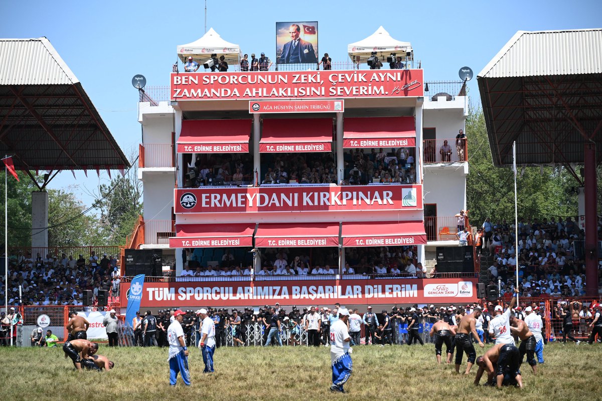 🏆 664. Tarihi Kırkpınar Yağlı Güreşlerinde Finale Doğru!

📍Sarayiçi Er Meydanı’nda süprizlerle kıran kırana mücadele devam ediyor.
Altın kemerin sahibi bugün belli olacak!

✨ Final günü müsabakaları başladı. Pehlivanlarımızın er meydanında tüm güçleriyle mücadele ediyor.