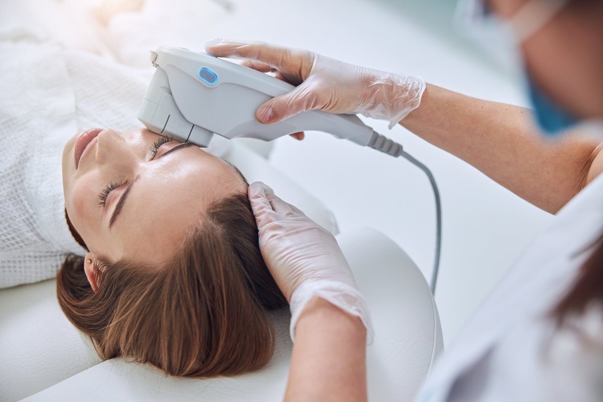 Kırışıklıkların belirdiği, elastikiyetin azaldığı ciltlerde bu etkileri azaltmak için bazıları bireylerde genellikle tek bir ultrason uygulaması yeterli olabilir. Ancak bazı kişilerin istenen hedefe ulaşmak için üç veya daha fazla seansa ihtiyacı vardır. #hifu #lifting #antiaging