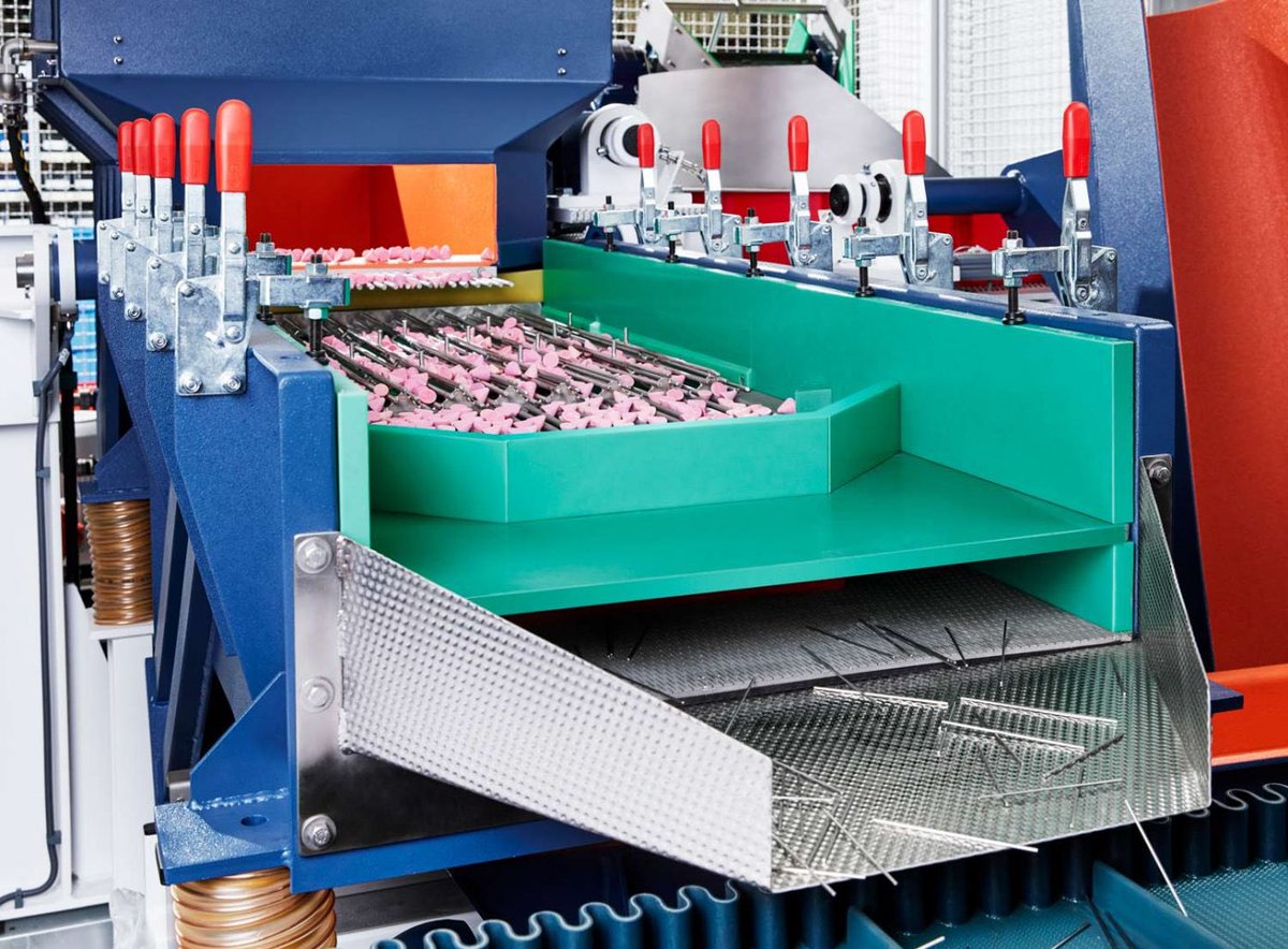 A new approach to deburring, surface smoothing and polishing of metal components blog.walther-trowal.com/en/a-new-appro… via <a href="/Walther/">Heinrich Walther</a> Trowal Blog. Solution utilises two interlinked fully automatic high energy centrifugal surface finishing machines.