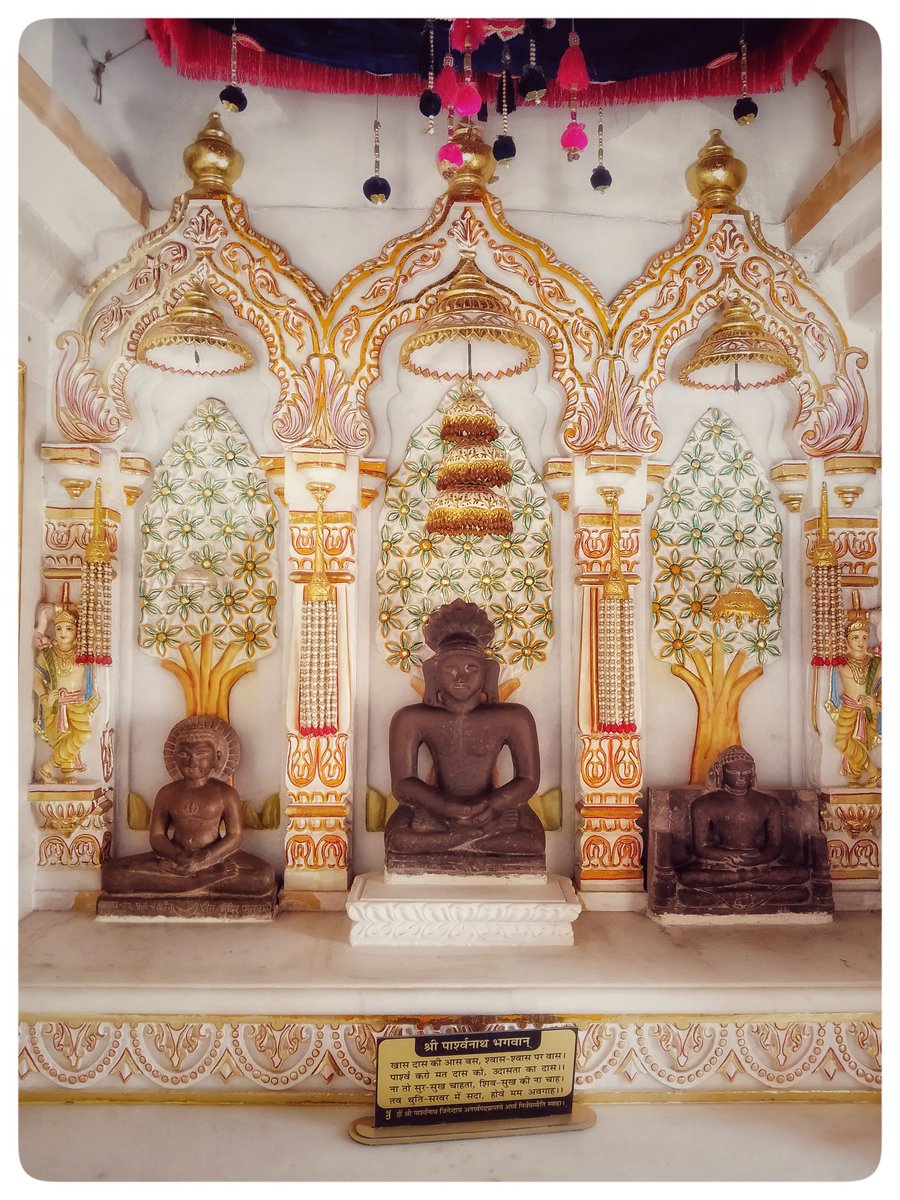 Day 40 Jinalaya 40 of Kundalpur
Mulnayaka: Lord Parshvnatha 
Vedika: 3 idols Mulnayaka and other Right of 11th Century of Lord Adinatha. Left one of Chandraprabha.
Specialty: These idols were previously in the Garbhgriha of Bade Baba except the left one which is of 20th Century.