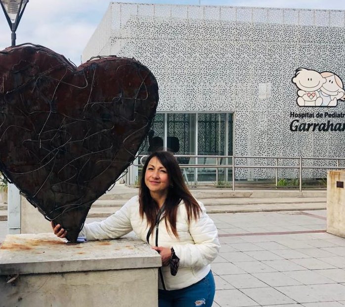 En el Hospital Garrahan se luchan batallas todos los días.
Chicos que llegan con la vida pendiendo de un hilo, mamás que no duermen, papis que rezan y médicos, enfermeras, técnicos… que dan todo, aunque ganen poco porque es su esencia, son personas de bien que eligieron esta