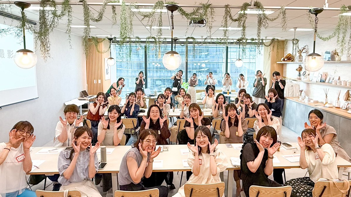 後半は、未経験からデザイナーへキャリアチェンジした先輩シーメイトさんのナレシェア🙌

おふたりのポートフォリオ公開に加えて、自己PRのコツまで！
ボリュームたっぷりの内容に、メモの手が止まらない時間でした✍️✨

 #デザイン行脚
 #SHEUmeda
 #シーライクス