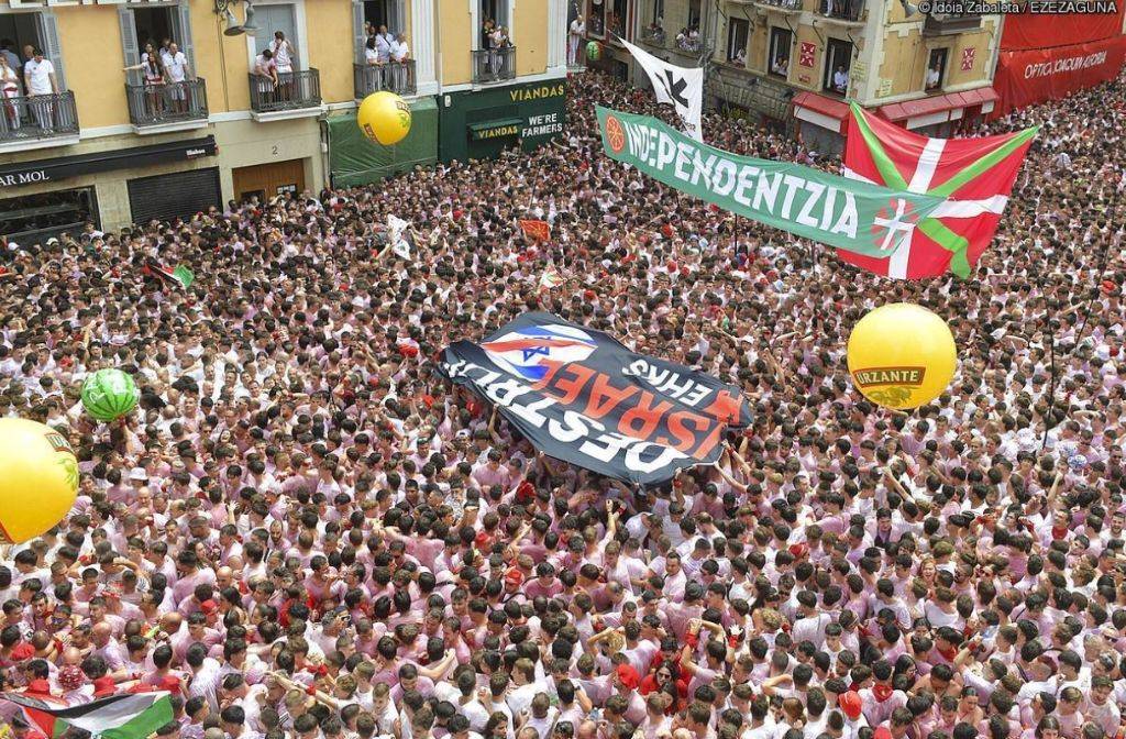 🔴 'Destroy Israel' aldarria eraman dugu Iruñeko plazara San Ferminetako txupinean Palestinarekin elkartasunean.

Sionismoak Gazan aurrera daraman sarraskiaren aurka mobilizatzen jarraitu behar dugu. 

🇵🇸 Palestina askatu!