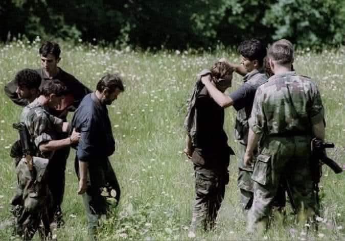„Spakovala mu komad kukuruznog hljeba, malo šećera i soli i jednu presvlaku... Idi sine, velim, valjda ćemo se sresti u Tuzli....Plačem ja, gledam za njim kako zamiče ispod kuće. Ja  mislila on otišo,  kad odjednom  on predame. Sine otkud tebe, pitam, a on se zaleti zagrli me,