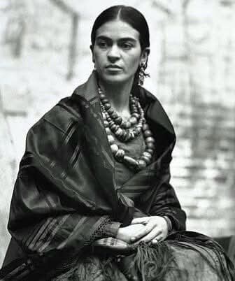 Frida Kahlo rođena na današnji dan 
Žena zmaj..umetnik..borac za slobodu za pravdu..
Posebna u svakom pogledu 
Legenda o njoj živeće zauvek I UVEK