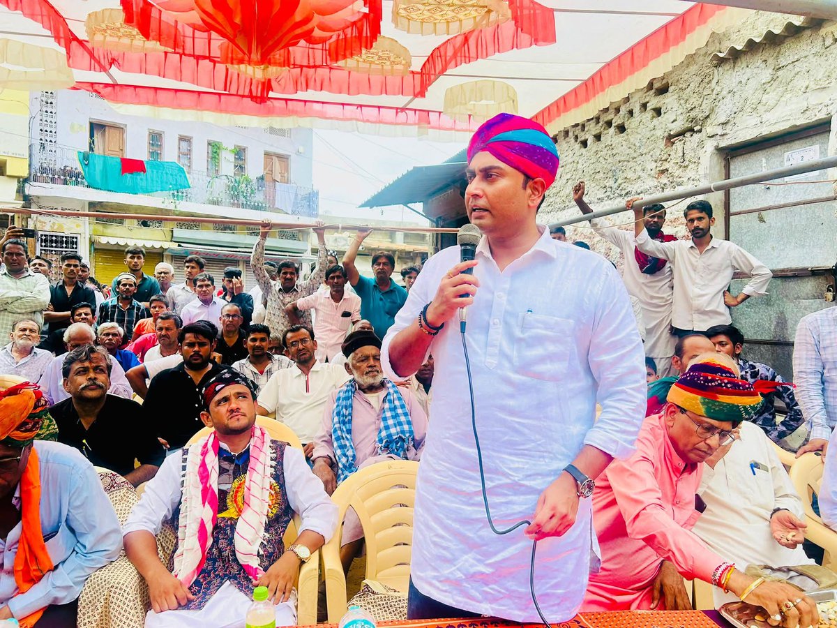 त्याग, सब्र और इंसानियत के पैग़ाम के साथ मुहर्रम हमें आपसी भाईचारे और अमन का संदेश देता है।

पुरानी सब्ज़ी मंडी, बावड़ी चौक, बाड़मेर में आयोजित स्नेह मिलन समारोह में शरीक होकर देश और प्रदेश में अमन, चैन और तरक़्क़ी की दुआ की। #Barmer