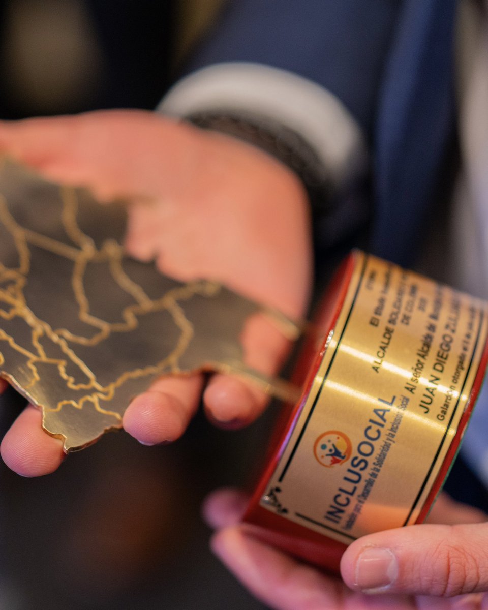 Recibí el Premio de Alcalde Solidario e Incluyente de Colombia 2025 🙌🏼✅ por el programa Casa Pan y Vida Fray Melquiádez, que alimenta a 100 adultos mayores en situación de vulnerabilidad todos los días. 👵🏻👴🏻

Este reconocimiento es por creer que gobernar es servir, es