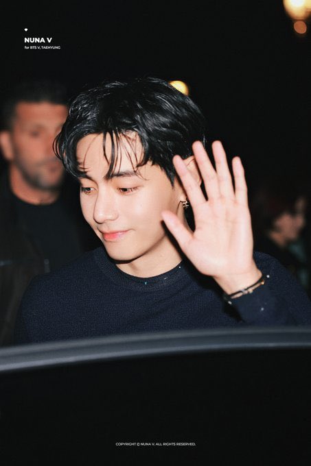 KIMTAEHYUNGBAR_'s tweet image. WELCOME TO PARIS V
#TaehyungInParis
#CelineBoyV 
#TAEHYUNGxCELINE