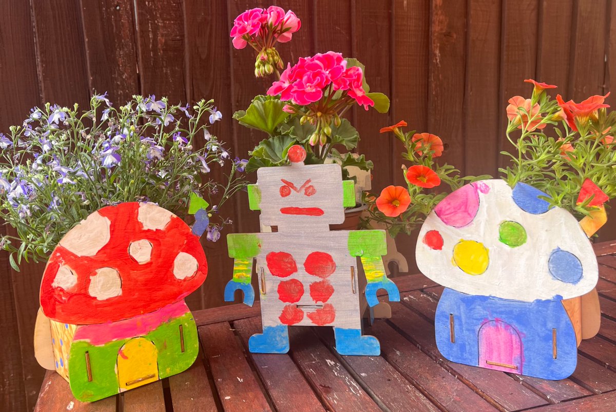 🌞Art on Parade has gone on summer break, apart from our fun Art Days from 14th July. 

🪴Here is the end of term piece  of some beautiful wooden plant pots that the children made and painted. These will adorn colourful summer plants in their homes. 

Happy summer everyone 😎
