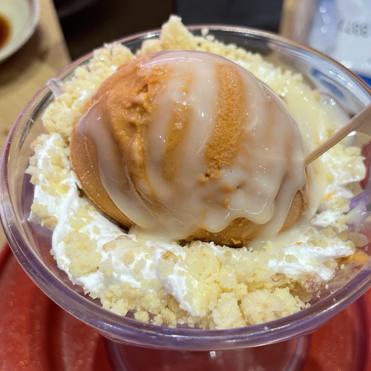 ขั้นกว่าของเมนูพานาคอตต้าชาไทยของซูชิโร่คือพาร์เฟ่ท์ชาไทย 😭😭😭 เพราะในถ้วยเดียวกันมีพานาคอตต้าชาไทยอยู่ข้างล่างแล้วโปะด้วยไอติมชาไทยข้างบน มาพร้อมกับวิปครีมเบิ้มๆราดนมข้นหวาน ถ้าไหนๆจะสั่งพานาคอตต้าอยู่แล้วก็สั่งเมนูนี้ไปเลย คุ้มค่ามากค่ะ 😭😭😭