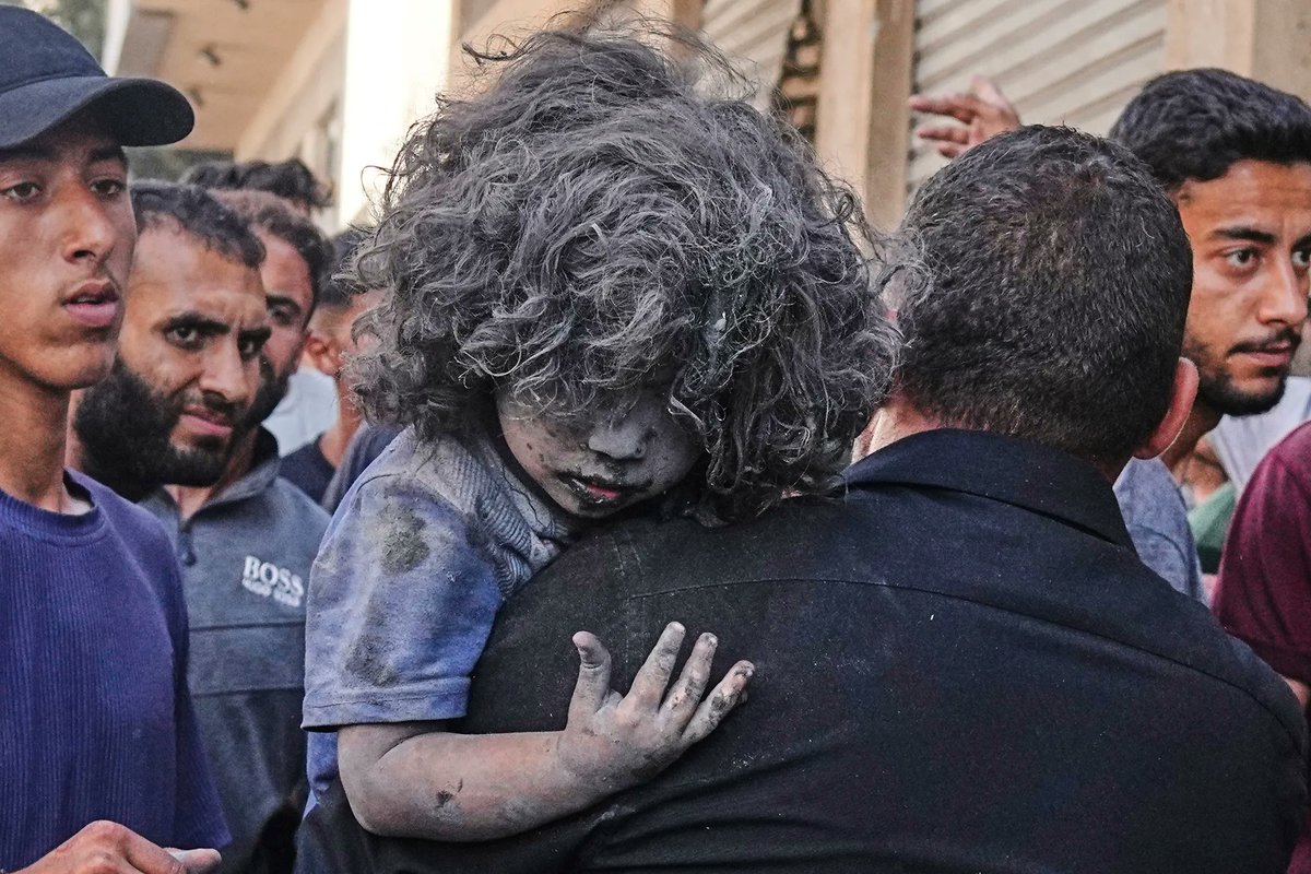 A Palestinian man carries a child wounded in an Israeli attack.

📸: Jehad Alshrafi/AP

🔴 LIVE updates: aje.io/e264gx