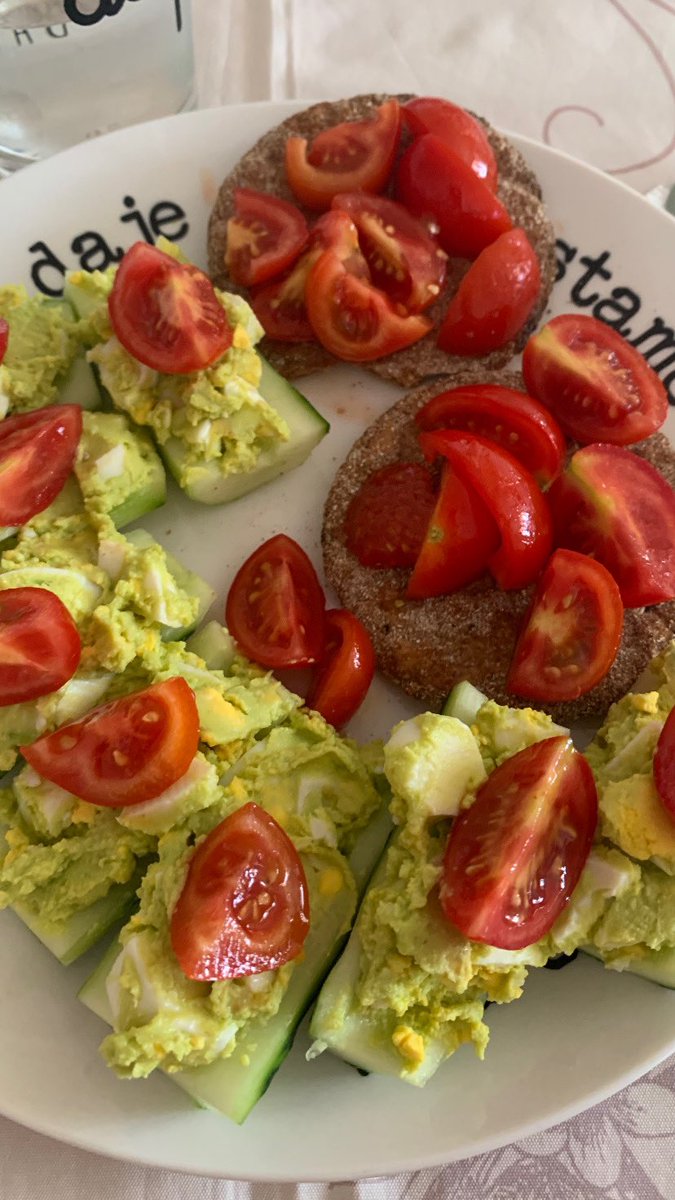 Non so se preferiate pomodori o cetrioli e sinceramente manco me ne frega un cazzo ma a qualcuno ‘n cetriolo de certo non je farebbe male.