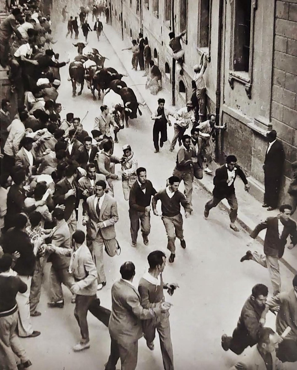 Inasito1's tweet photo. #SanFermin Años 50. El encierro en la cuesta de Santo Domingo. Ni pañuelico, ni camisa y pantalon blancos ni hostias. Ropa de domingo: chaqueta, traje y corbata y mucho zapato "de lustre". Hay "tradiciones" que no son tan tradicionales como algunos creen. https://t.co/3HMwNFYc3N