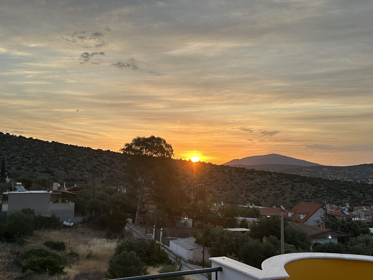 عشق را بی دست و پایی، دست و پایی دیگر است
راه گم کردن درین ره رهنمایی دیگر است

جامه گلگونی که می‌خواهم ز تیغش جان برم
هر کف خاکی ز کویش کربلایی دیگر است

مرد را هر چند تنهایی کند کامل عیار
صحبت یاران یکدل کیمیایی دیگر است

در چنین بحری که موج اوست ، تیغ آبدار
خویش را فانی