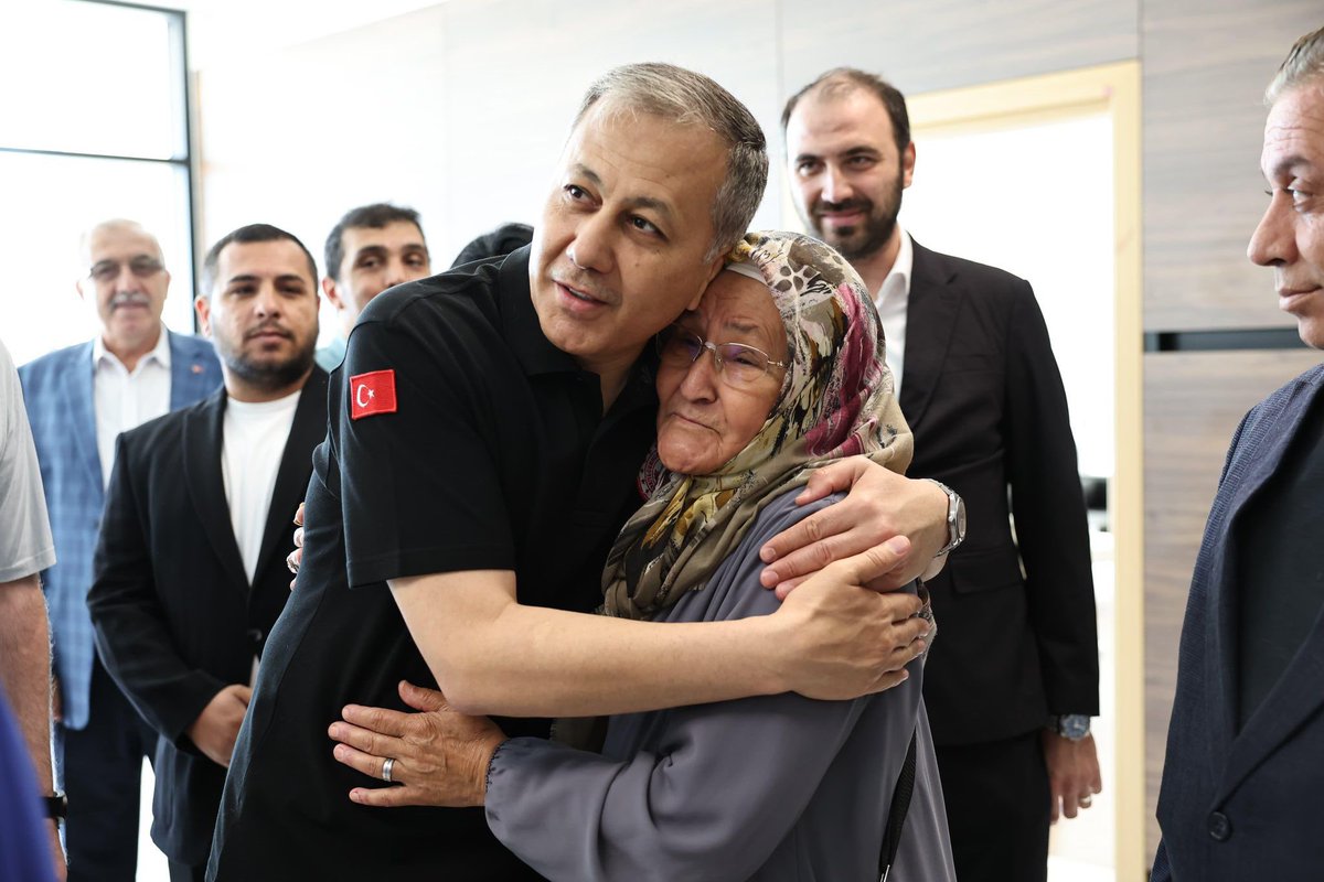 Ceyda Bölünmez Çankırı (@ceydabc35) on Twitter photo 📍Adnan Menderes Havalimanı
İzmir’imizde meydana gelen orman yangınlarından etkilenen bölgelerde incelemelerde bulunmak üzere şehrimize gelen İçişleri Bakanımız Sayın <a href="/AliYerlikaya/">Ali Yerlikaya</a> ’yı karşıladık.
Devletimiz her zaman milletinin yanında. Yaralarımızı birlikte saracağız. 🇹🇷 📍Adnan Menderes Havalimanı
İzmir’imizde meydana gelen orman yangınlarından etkilenen bölgelerde incelemelerde bulunmak üzere şehrimize gelen İçişleri Bakanımız Sayın <a href="/AliYerlikaya/">Ali Yerlikaya</a> ’yı karşıladık.
Devletimiz her zaman milletinin yanında. Yaralarımızı birlikte saracağız. 🇹🇷