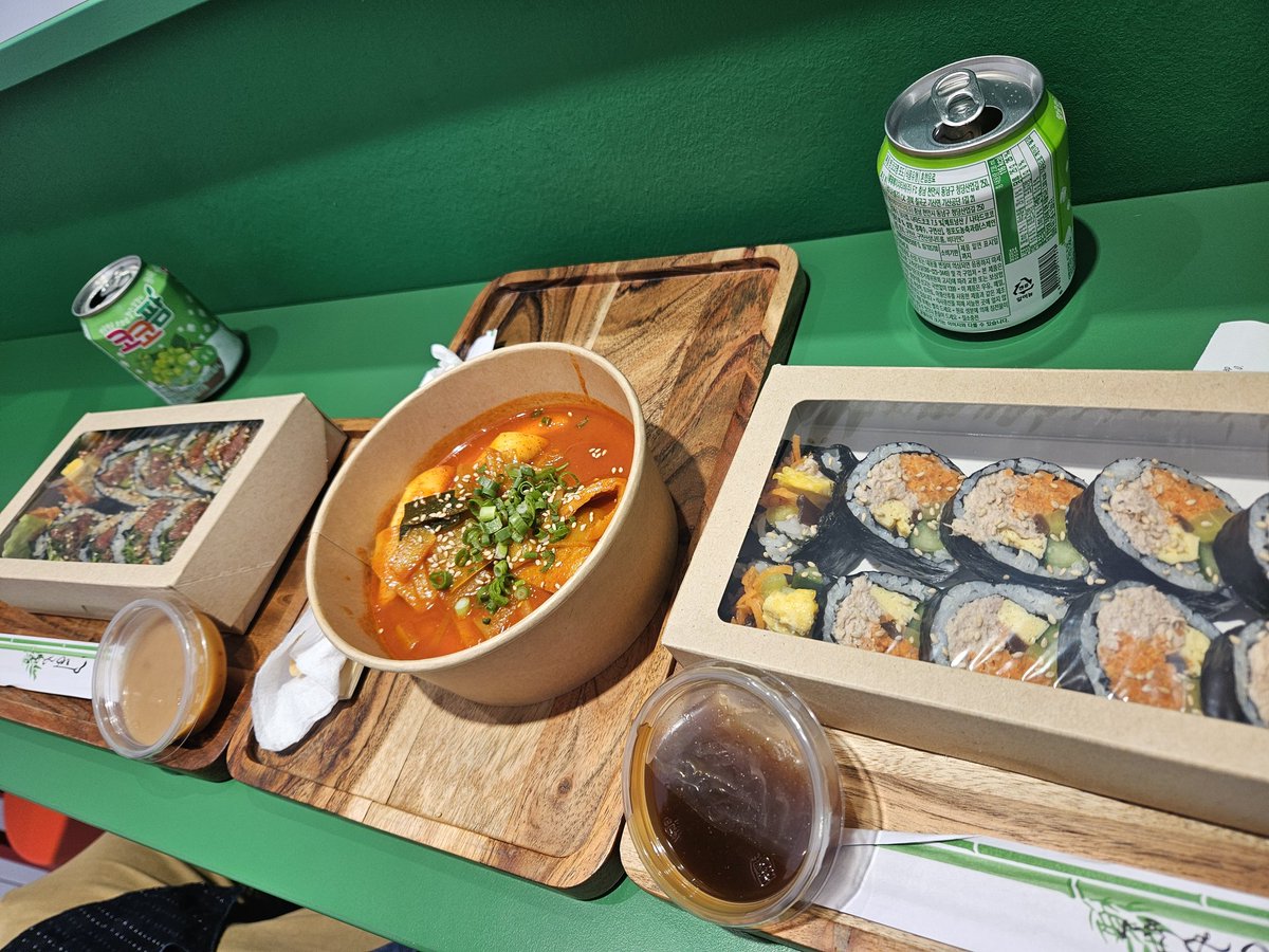 Pierwszy raz jadłam kimbab.. a z połączeniem z tteokbokki.. pyszności 😻 ja miałam z tuńczykiem, a chłopak z wołowiną