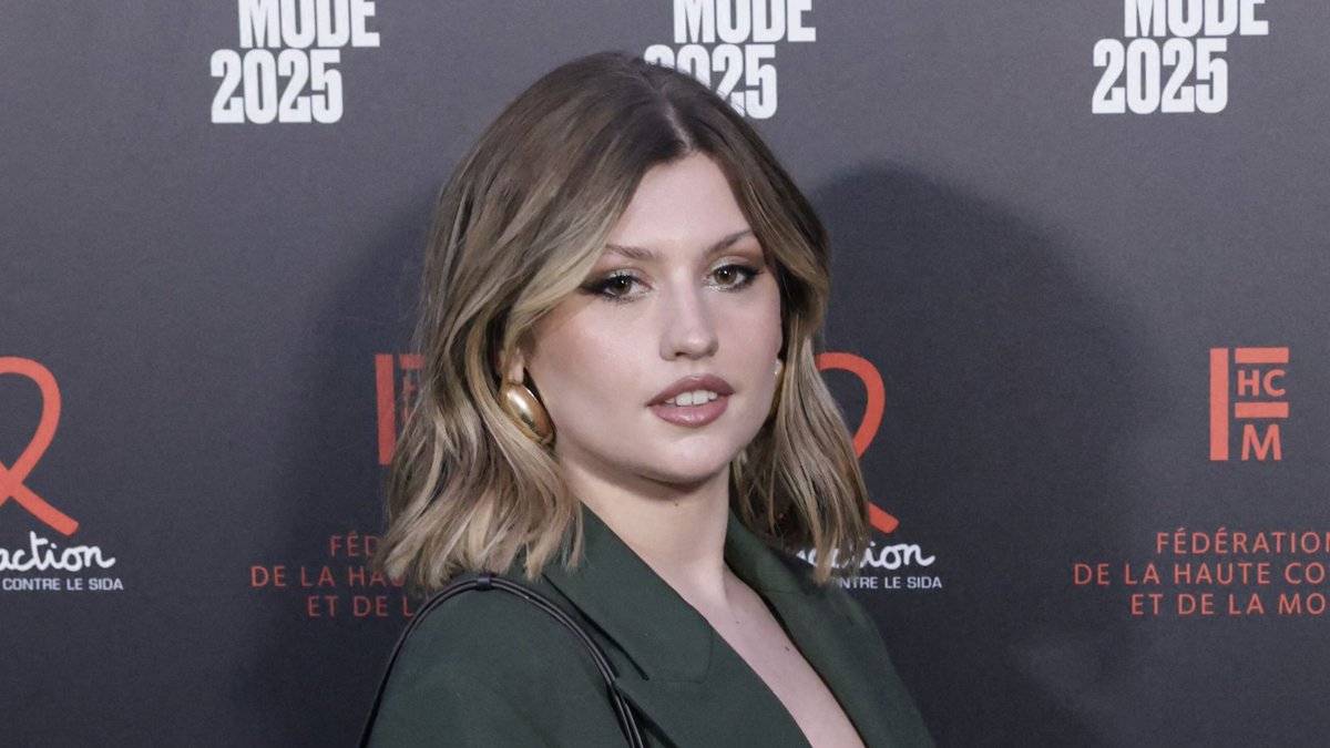 clem_garin's tweet image. 🇫🇷 𝐔𝐧 𝐞́𝐥𝐮 𝐝𝐞 𝐁𝐨𝐥𝐛𝐞𝐜 𝐝𝐞́𝐩𝐨𝐬𝐞 𝐩𝐥𝐚𝐢𝐧𝐭𝐞 𝐜𝐨𝐧𝐭𝐫𝐞 𝐌𝐚𝐫𝐢𝐧𝐞

Polémique pour la gagnante de la #StarAcademy. Après avoir affirmé sur le plateau de @cavous que Bolbec était 𝐥𝐚 "𝐯𝐢𝐥𝐥𝐞 𝐥𝐚 𝐩𝐥𝐮𝐬 𝐜𝐨𝐧𝐬𝐚𝐧𝐠𝐮𝐢𝐧𝐞 𝐝𝐞 𝐅𝐫𝐚𝐧𝐜𝐞", la