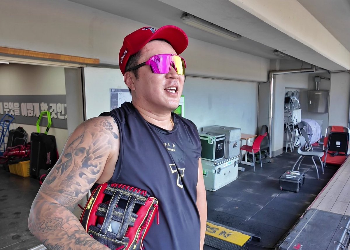 김호령에게 자신이 쓰던 글러브를 준 최형우. 이유를 묻자. 
“맨날 놓치니까”
34번 최형우가 새겨진 글러브를 끼고 김호령 철벽 모드.