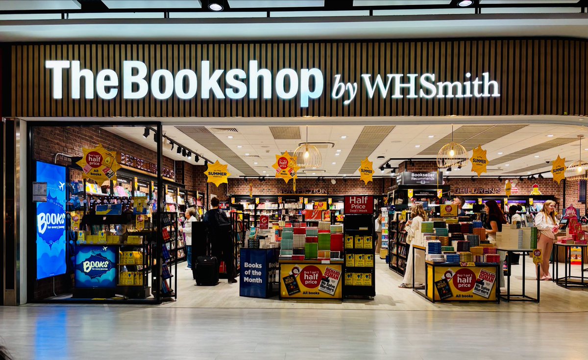 Author goals! I mean, nobody has to even buy it, I just need to see my book on the shelf of an airport bookshop 🤣 Ah well, maybe the next ms 🤣
#WritingCommmunity