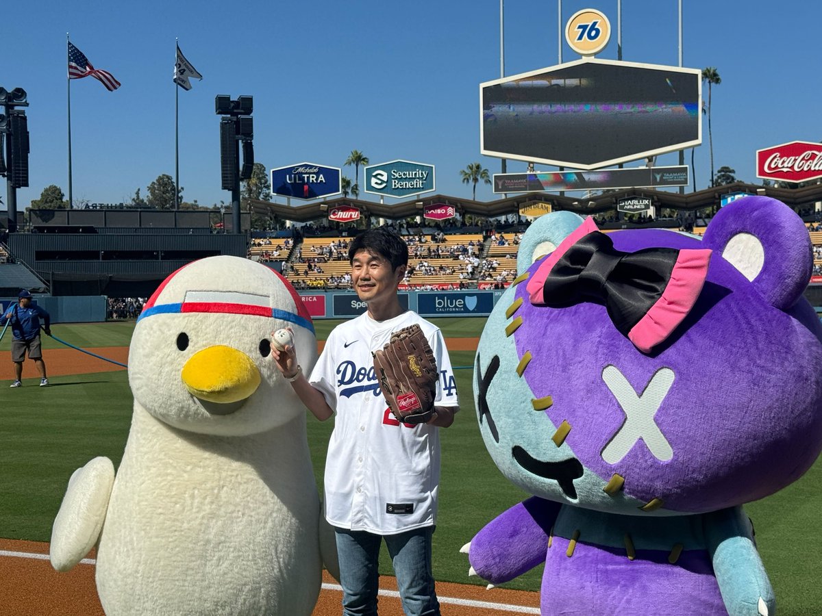 tanigox's tweet image. I successfully fulfilled my important role of throwing the first pitch at HOLOLIVE NIGHT, the collaboration match between the Dodgers and hololive! I was energized by the many fans who came to the event.
#hololiveDodgers