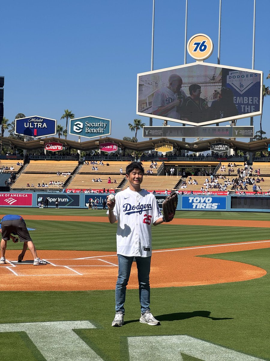 tanigox's tweet image. I successfully fulfilled my important role of throwing the first pitch at HOLOLIVE NIGHT, the collaboration match between the Dodgers and hololive! I was energized by the many fans who came to the event.
#hololiveDodgers