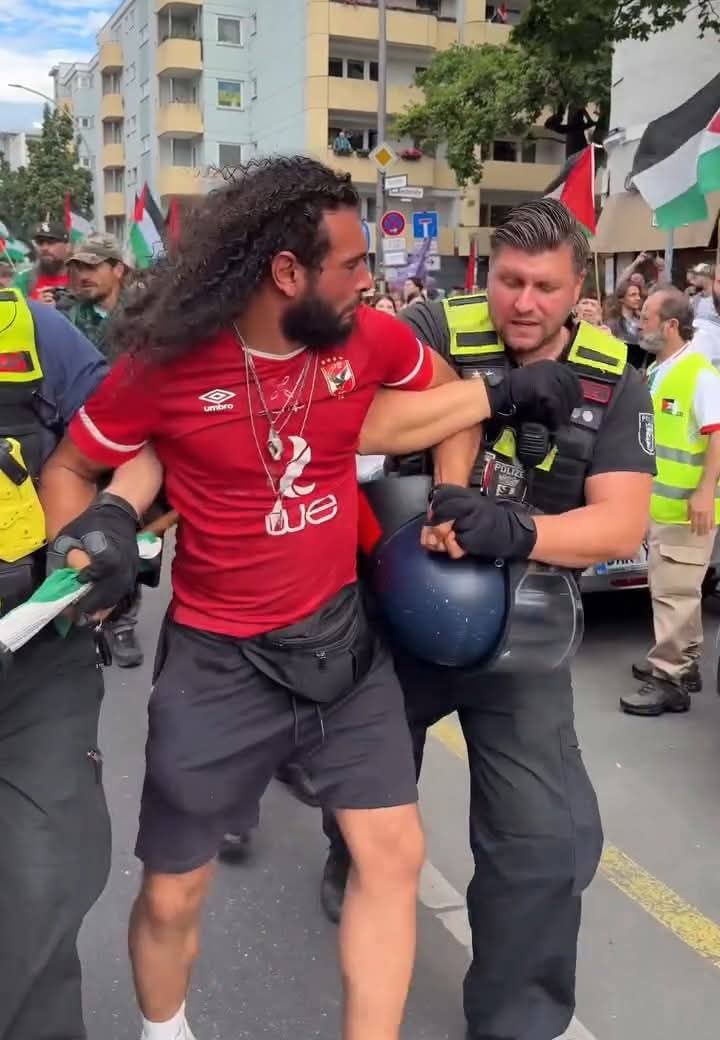 "بقميص الأهلي".. الشرطة الألمانية تلقي القبض على  متظاهرين في برلين داعمين للقضية الفليسطنية شرفت قميص الاهلي وكل اهلاوي يابني والله

: