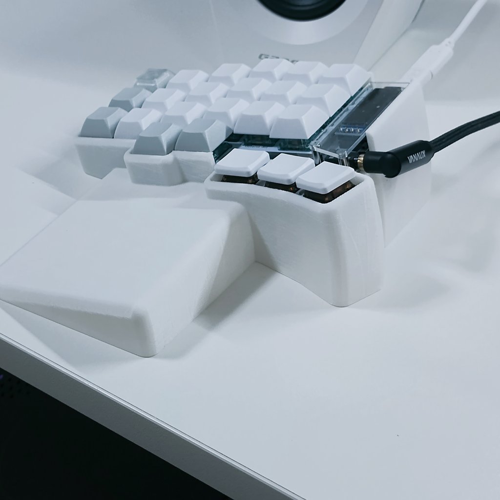 knitb0w's tweet photo. Keyballの3DP製テンティングケース作った（左手側だけ）
せっかくなので外側と手前の両方に傾けてみた
たしかに傾けたほうが手首が自然な気がする https://t.co/nnNrJ8Zzv0