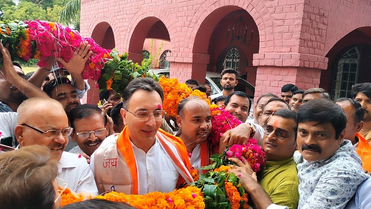 kaushalmishra77's tweet photo. भगवान श्री परशुराम जी की जन्मस्थली पर हो  रहे सौंदर्यीकरण कार्यों एवं श्री परशुराम जी की जन्मस्थली का नाम #परशुरामपुरी घोषित किये जाने के लिए राज्य सरकार के अनुमोदन को केन्द्र सरकार को भेजे जाने पर विप्र समाज के लोगों ने @JitinPrasada  जी के आवास पर मुलाकात कर आभार व्यक्त किया । https://t.co/hlnMYegahY