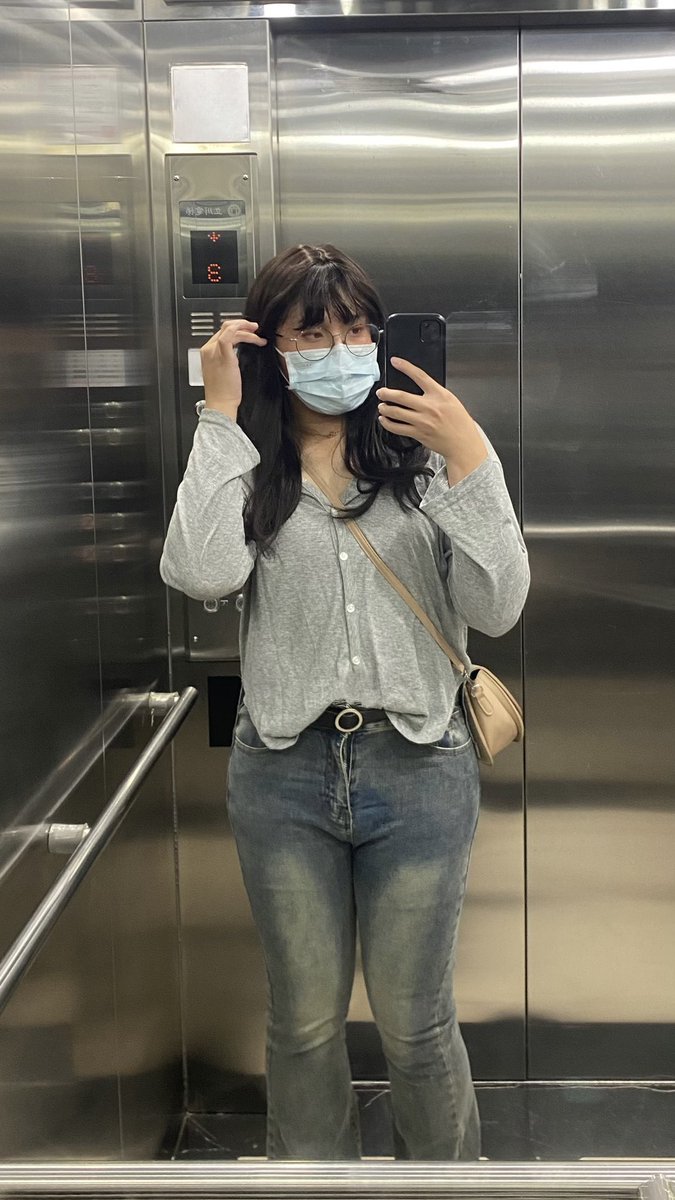 外面好安靜，就想偷偷穿女裝出門～結果電梯一到一樓就跟鄰居大叔對到眼…他還對我點頭，我也不小心點回去了🥲不知道是認出來了還是單純禮貌呢…嗚嗚…不會被發現吧🫠
#偽娘 #男の娘 #男娘 #女裝 #crossdresser #cd #伪娘‍ #여장