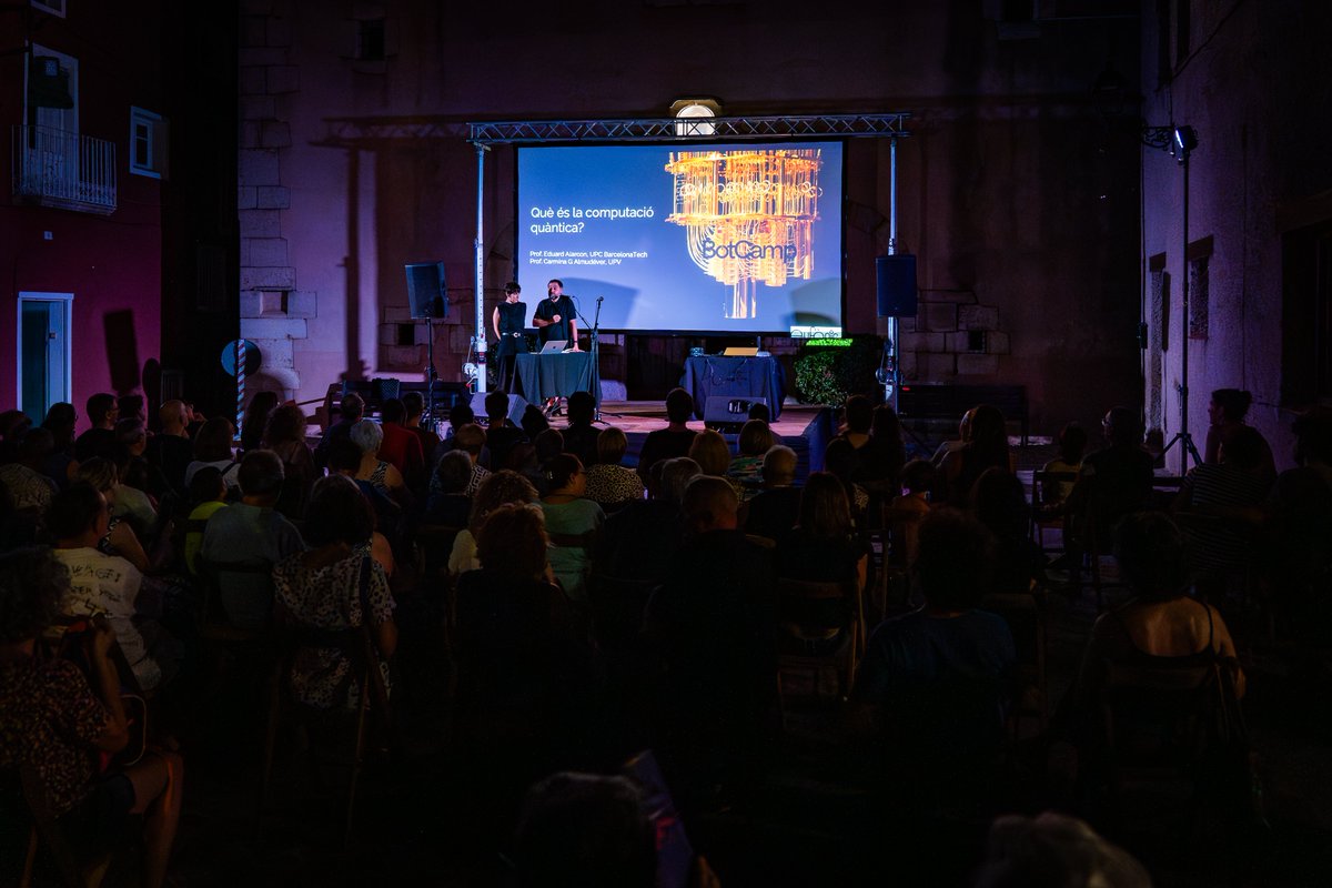 eufonic_fest's tweet photo. I el que vam viure a Freginals mereix una menció a part:
Una conferència performativa sobre computació quàntica amb Eduard Alarcón (UPC) i Carmina Almudéver (UPV)
Seguida de l'actuació de Pandelis Diamantides, una celebració de la imperfecció digital!
#Eufònic2025 #BotCamp https://t.co/HucdnN2Fzg