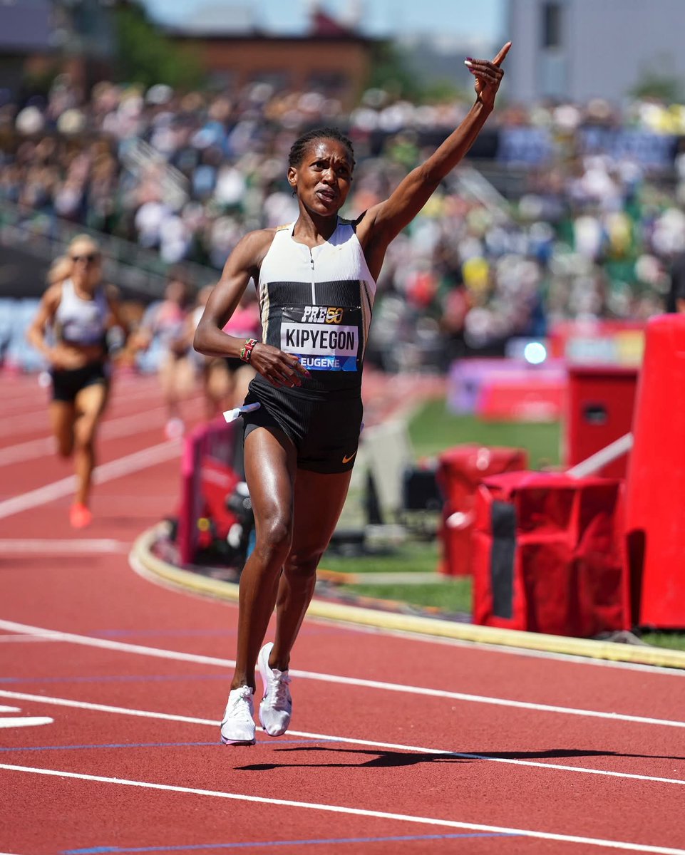 Kipyegon_Faith's tweet image. WORLD RECORD - 3:48.68 🥹🇰🇪
In life, many times things come to you in an indirect way. Last week we dared to try. This week, I was able to break the 1500m world record & win my 7th @preclassic, a night to remember ❤️
Thank you all for the best support, Hayward is true magic 🪄