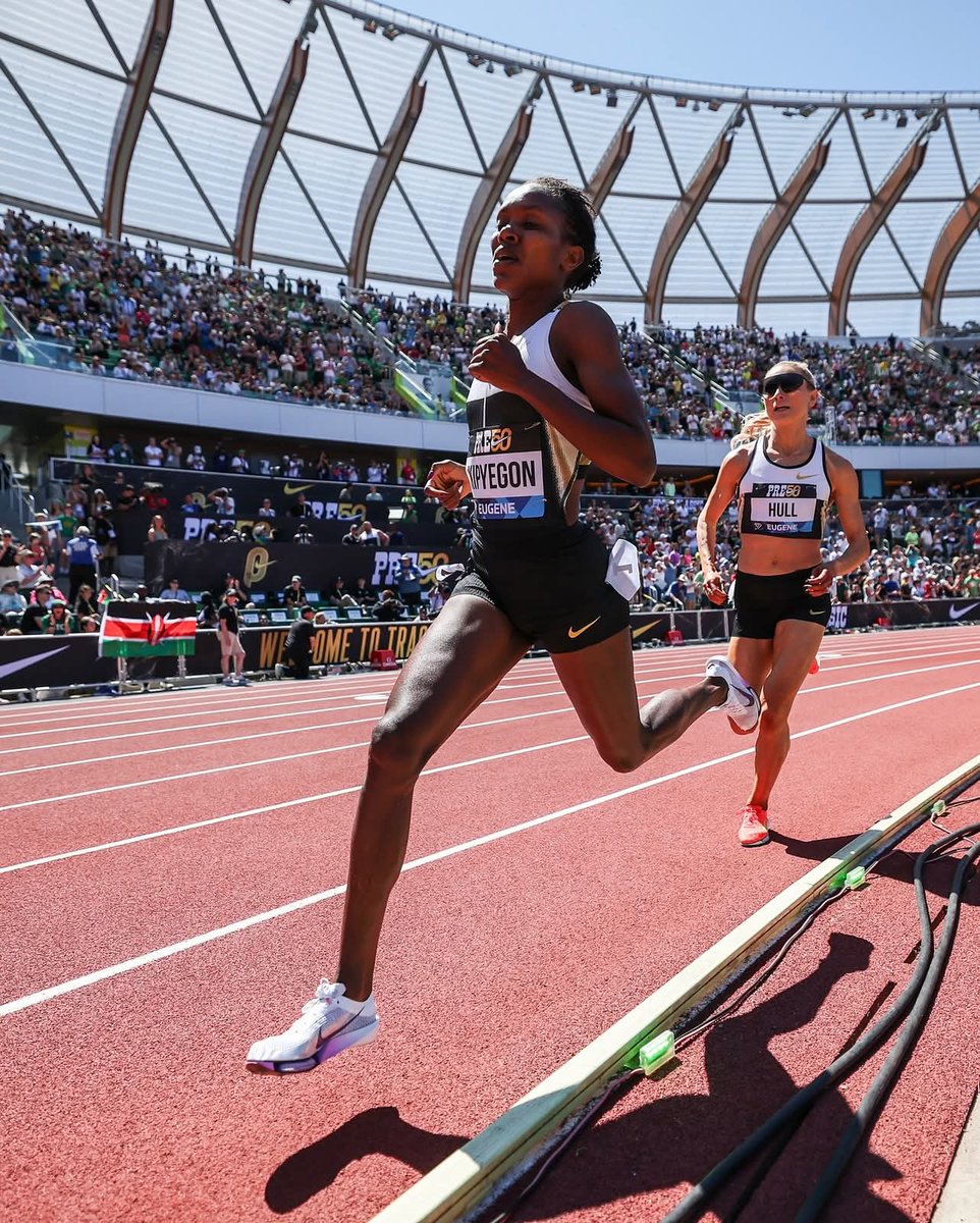 Kipyegon_Faith's tweet image. WORLD RECORD - 3:48.68 🥹🇰🇪
In life, many times things come to you in an indirect way. Last week we dared to try. This week, I was able to break the 1500m world record & win my 7th @preclassic, a night to remember ❤️
Thank you all for the best support, Hayward is true magic 🪄